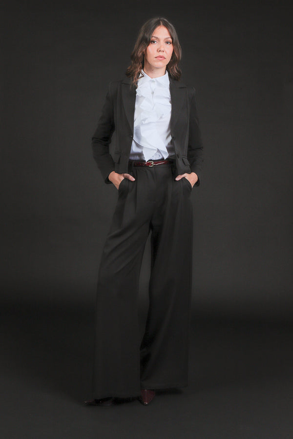 tailleur giacca corta e pantalone palazzo ampio