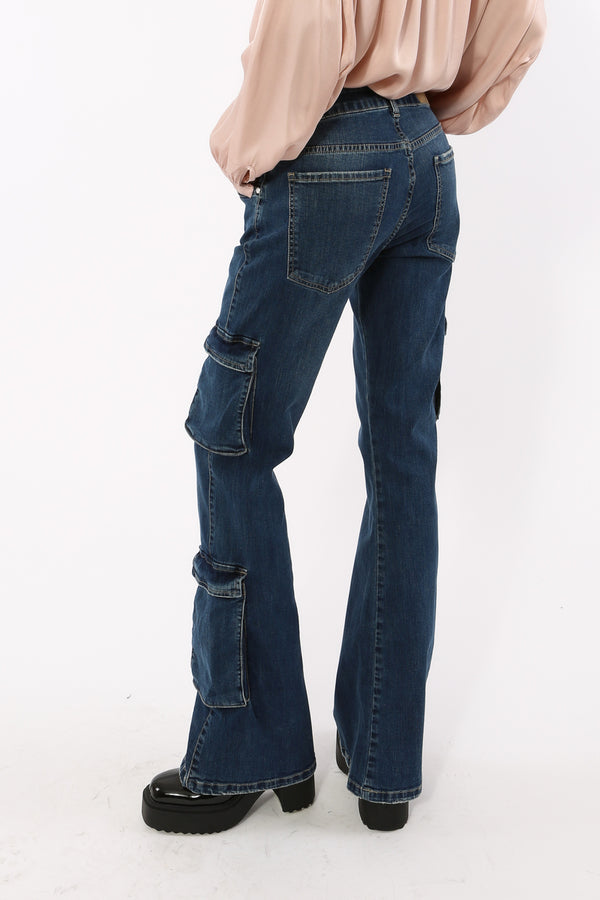 jeans modello flared con tasconi