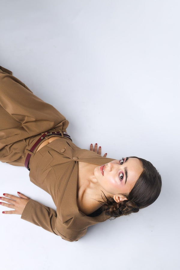 tailleur giacca corta e pantalone palazzo ampio