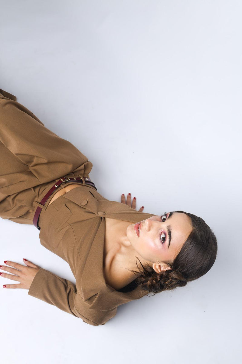 tailleur giacca corta e pantalone palazzo ampio