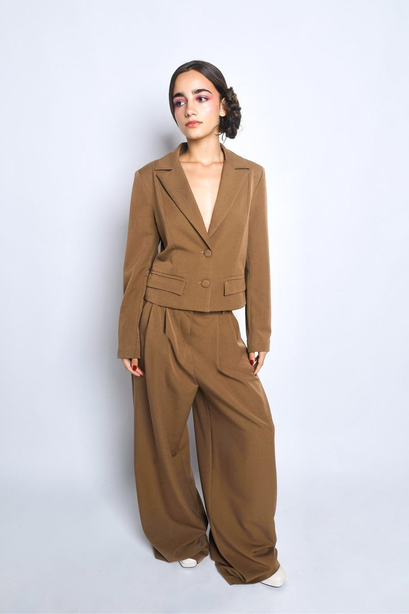 tailleur giacca corta e pantalone palazzo ampio