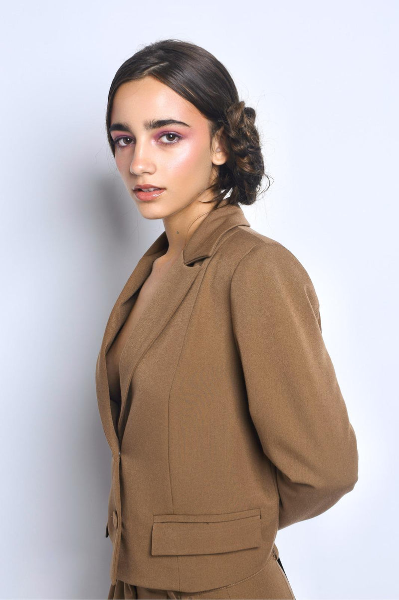 tailleur giacca corta e pantalone palazzo ampio