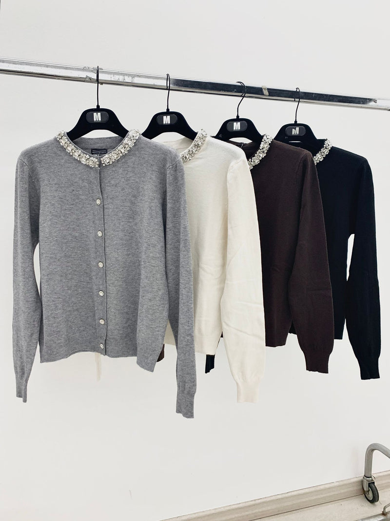 cardigan bottoni e girocollo gioiello