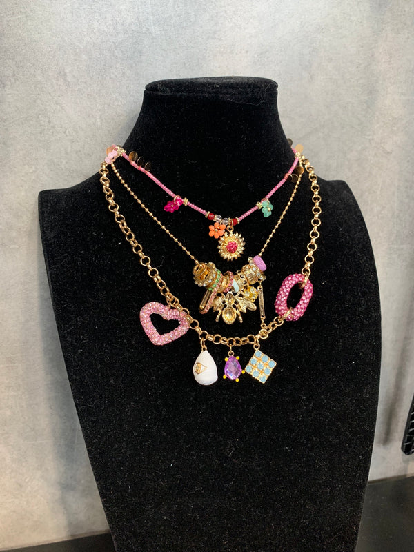 collana corta multi charme rosa