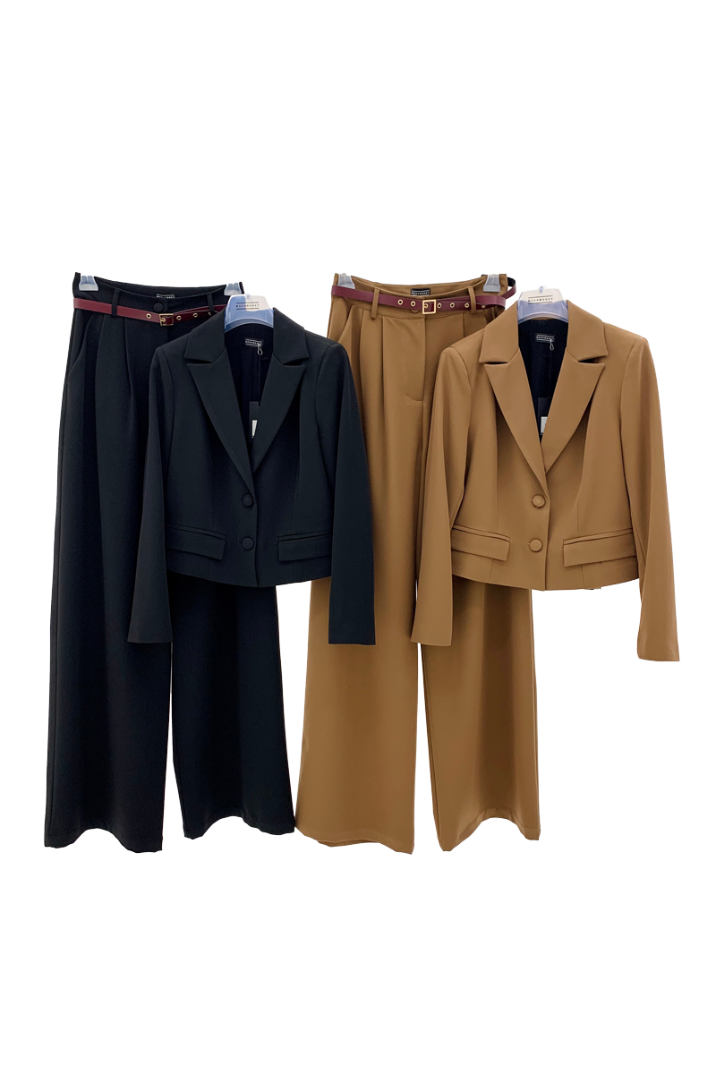 tailleur giacca corta e pantalone palazzo ampio